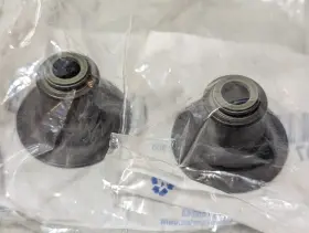 12689007 Gm Lot Of 2 Genuine Intake Valve Stem Oil Seals Oem New