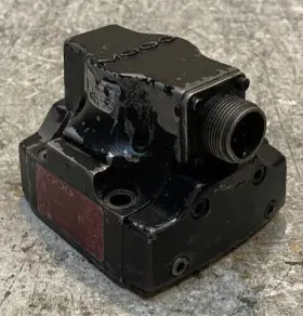 760c928 Moog Pilot Valve 17mm Id 22mm Thread 3-6/8 Inch L 3-1/4 W 3 H
